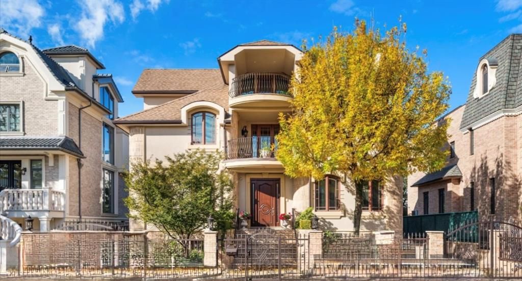 Exterior, Facade, Queen Anne Victorian