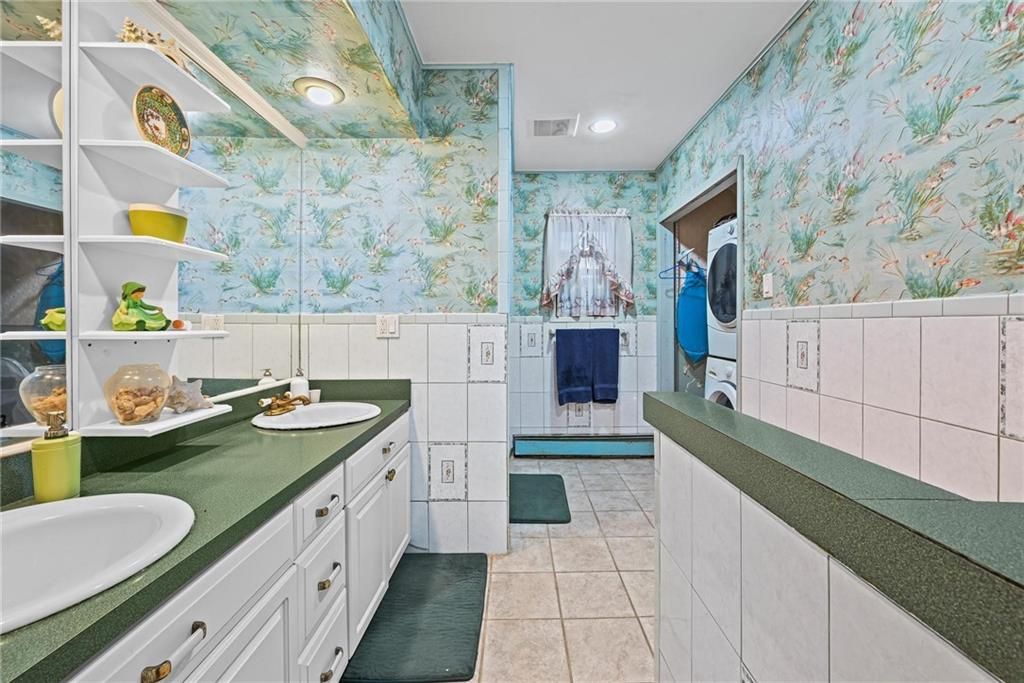 Bathroom, Dual Sink Vanities, Interior, Recessed Lighting