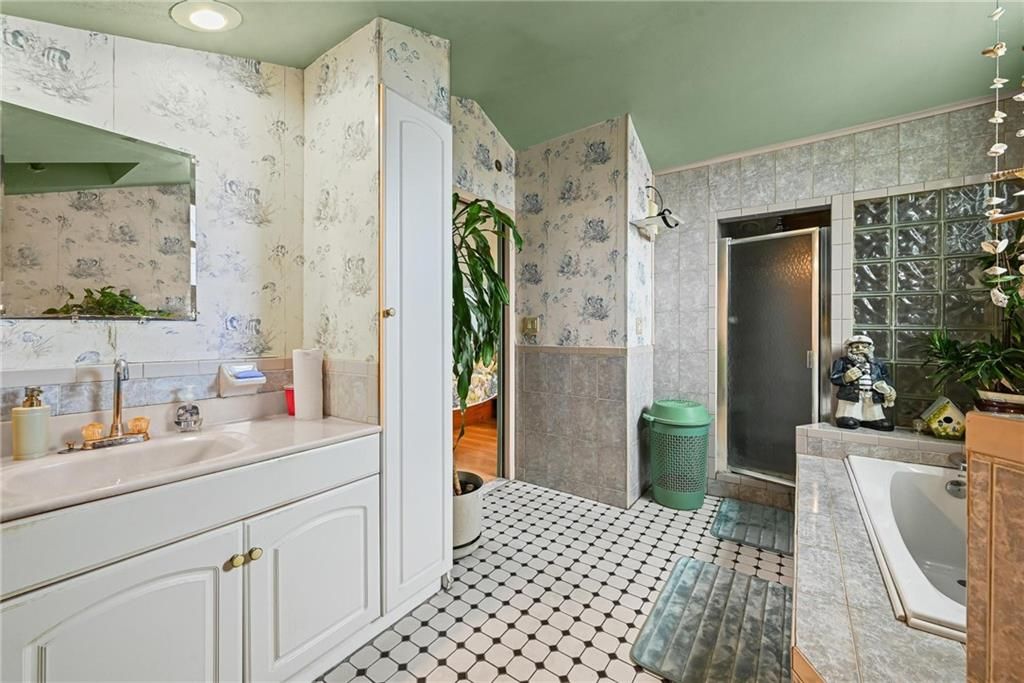 Bathroom, Interior, Recessed Lighting