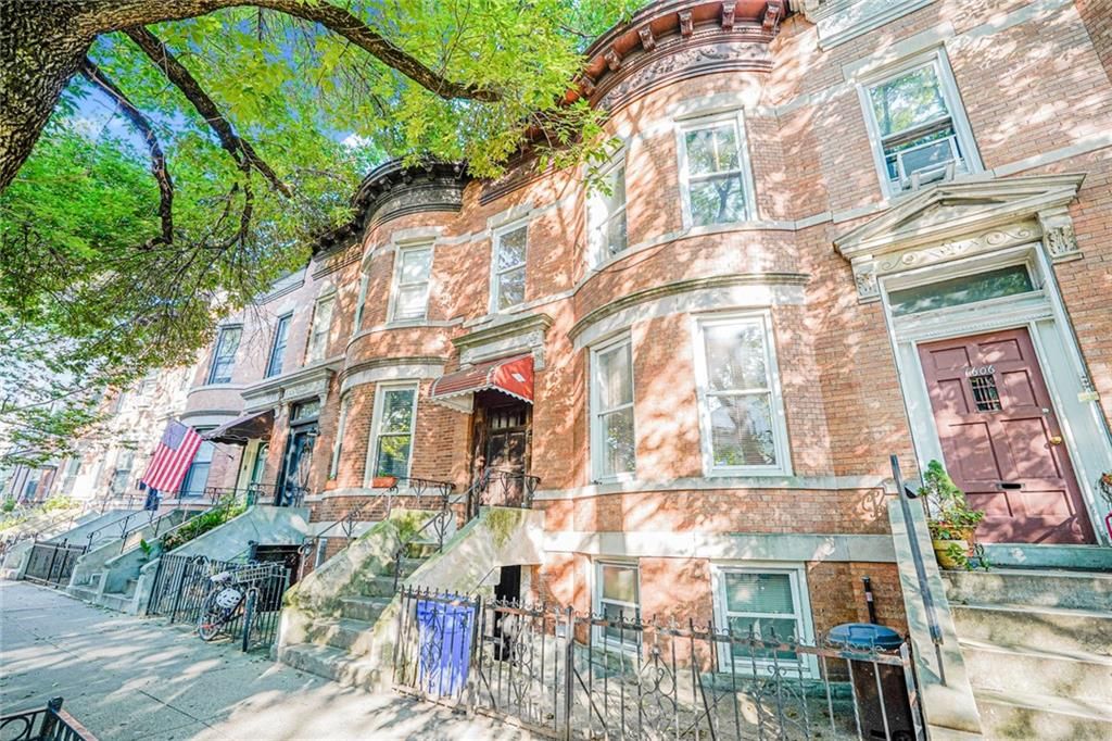 Exterior, Facade, Brick Facade, Rowhouse