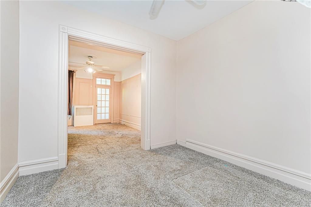 Empty room, Interior