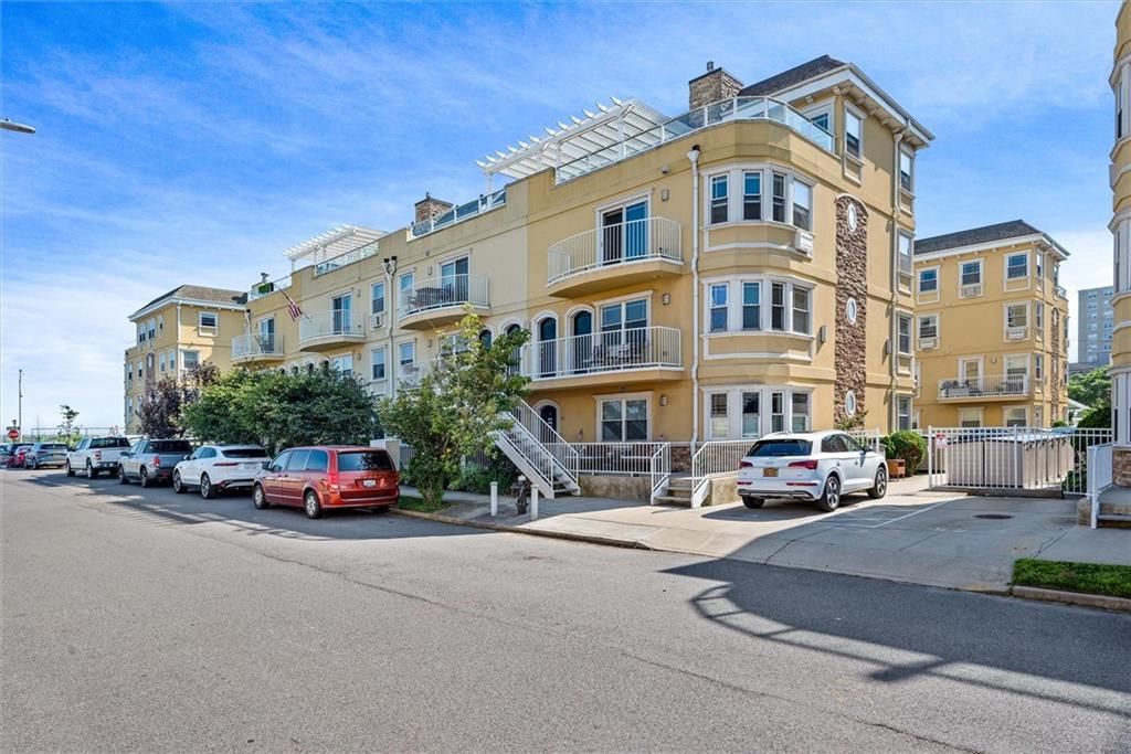 Exterior, Facade, Rowhouse