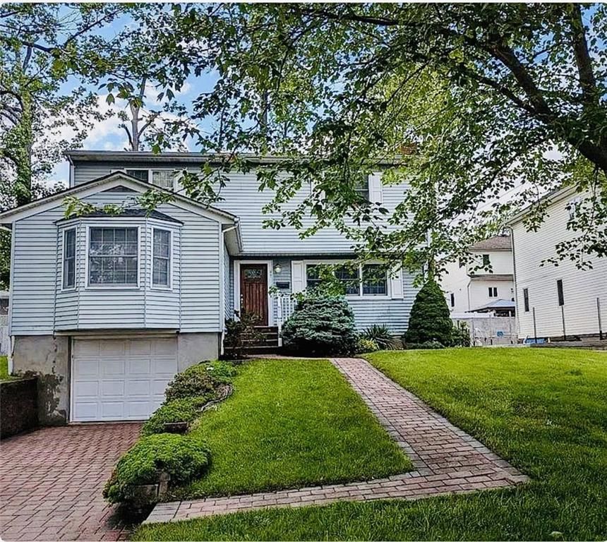 Attached, Exterior, Facade, Split Level