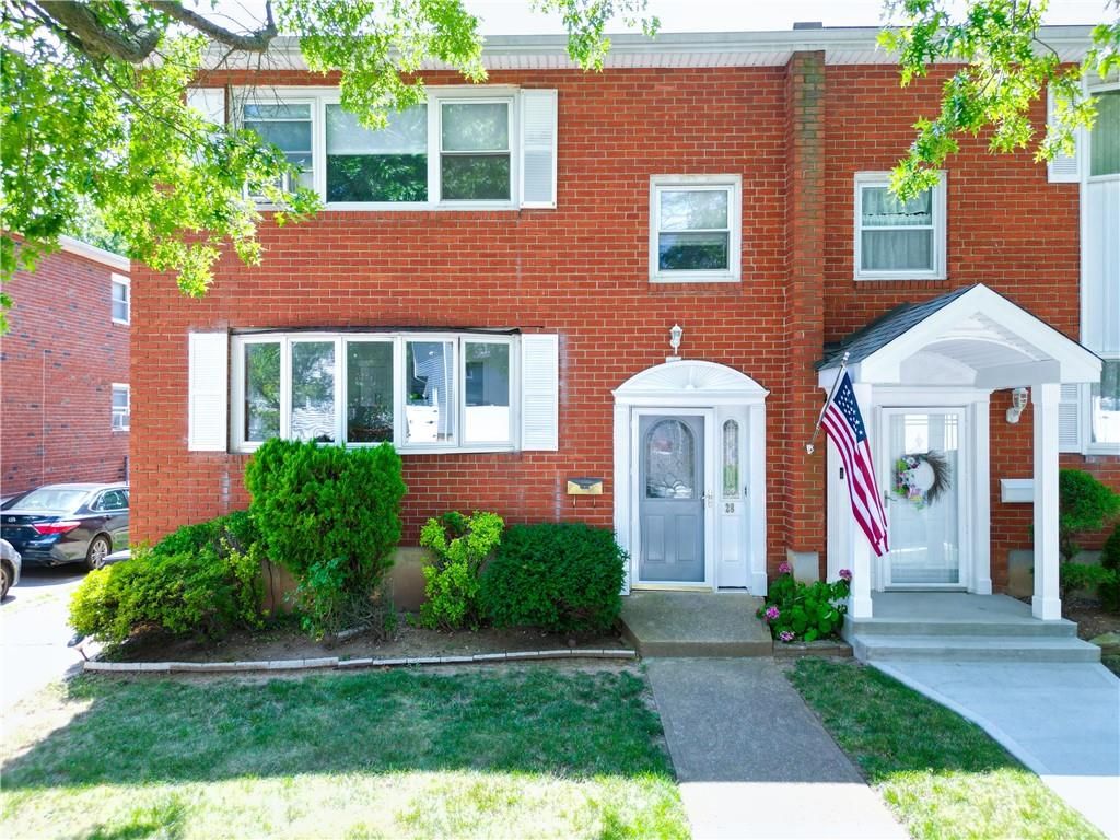 Exterior, Facade, Brick Facade, Rowhouse