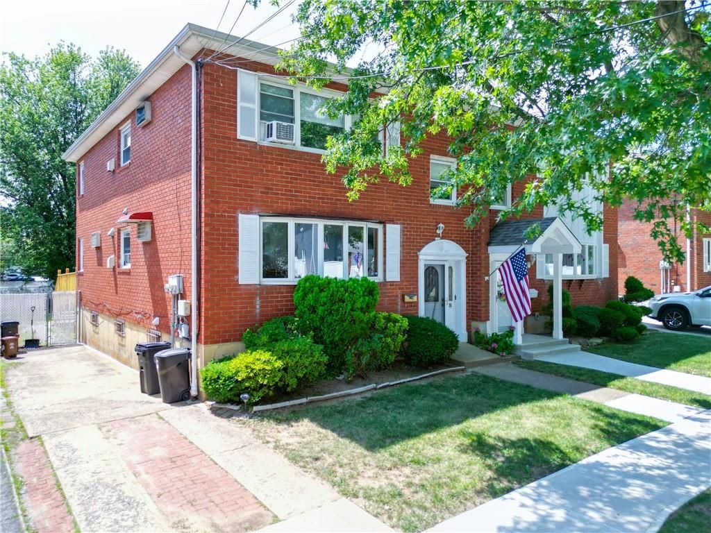 Exterior, Facade, Brick Facade, Rowhouse