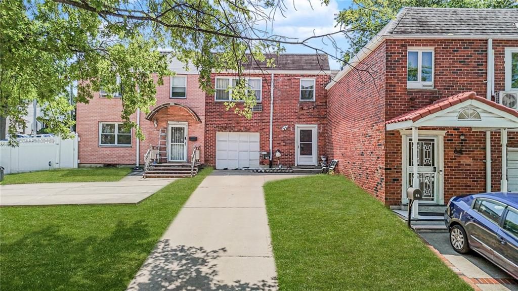 Exterior, Facade, Brick Facade, Rowhouse