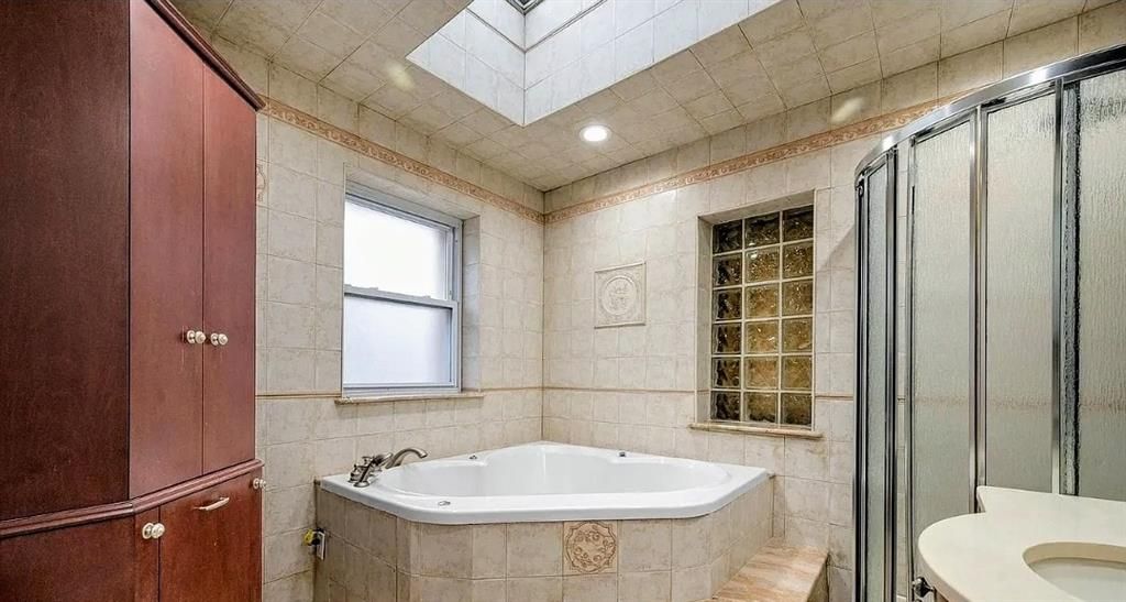 Bathroom, Interior, Recessed Lighting