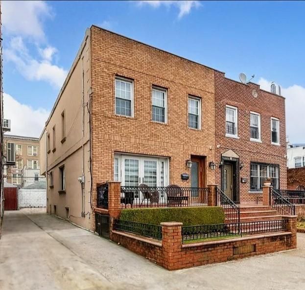 Exterior, Facade, Brick Facade, Rowhouse