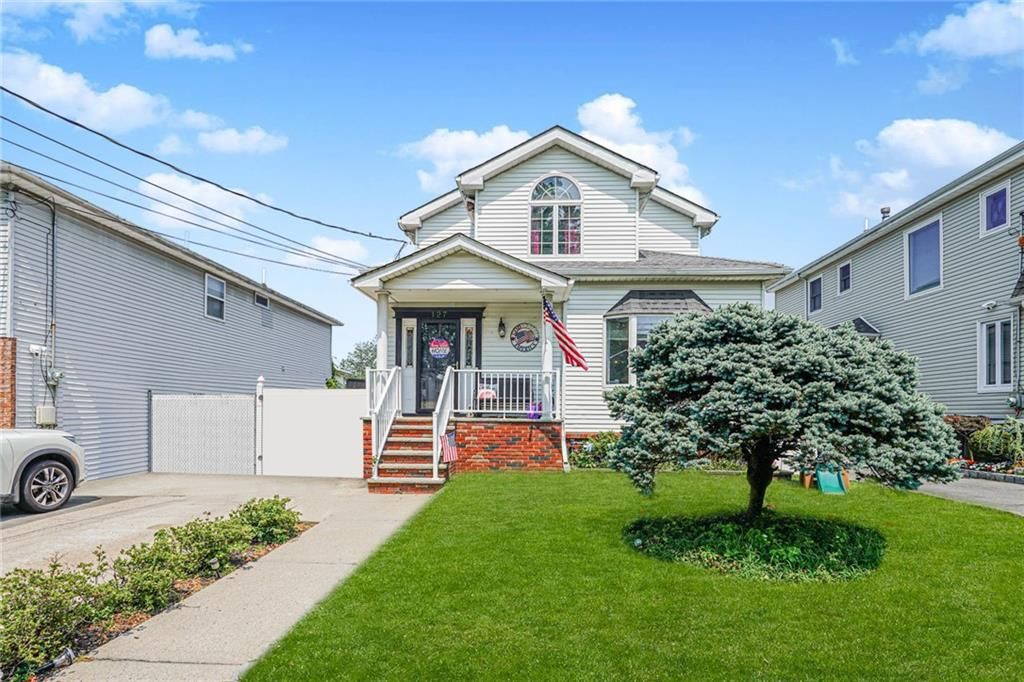 Backyard, Exterior, Facade, Queen Anne Victorian