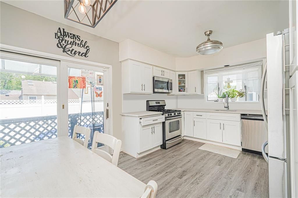 Dining room, Interior, Kitchen, Stainless Steel Appliances, Wood Texture Flooring