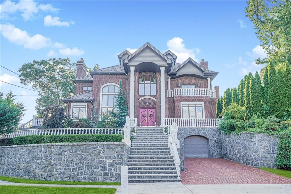 Attached, Exterior, Facade, Brick Facade, Queen Anne Victorian