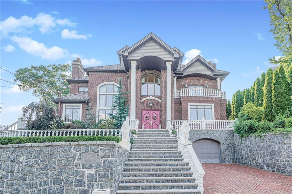 Attached, Exterior, Facade, Brick Facade, Queen Anne Victorian