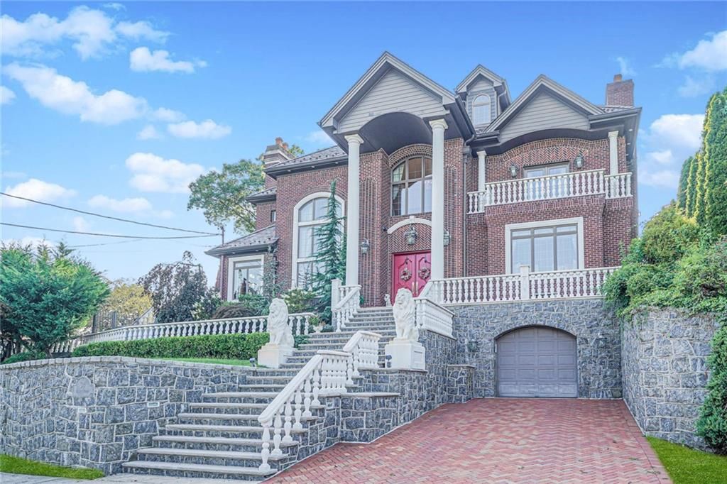 Attached, Exterior, Facade, Brick Facade, Queen Anne Victorian