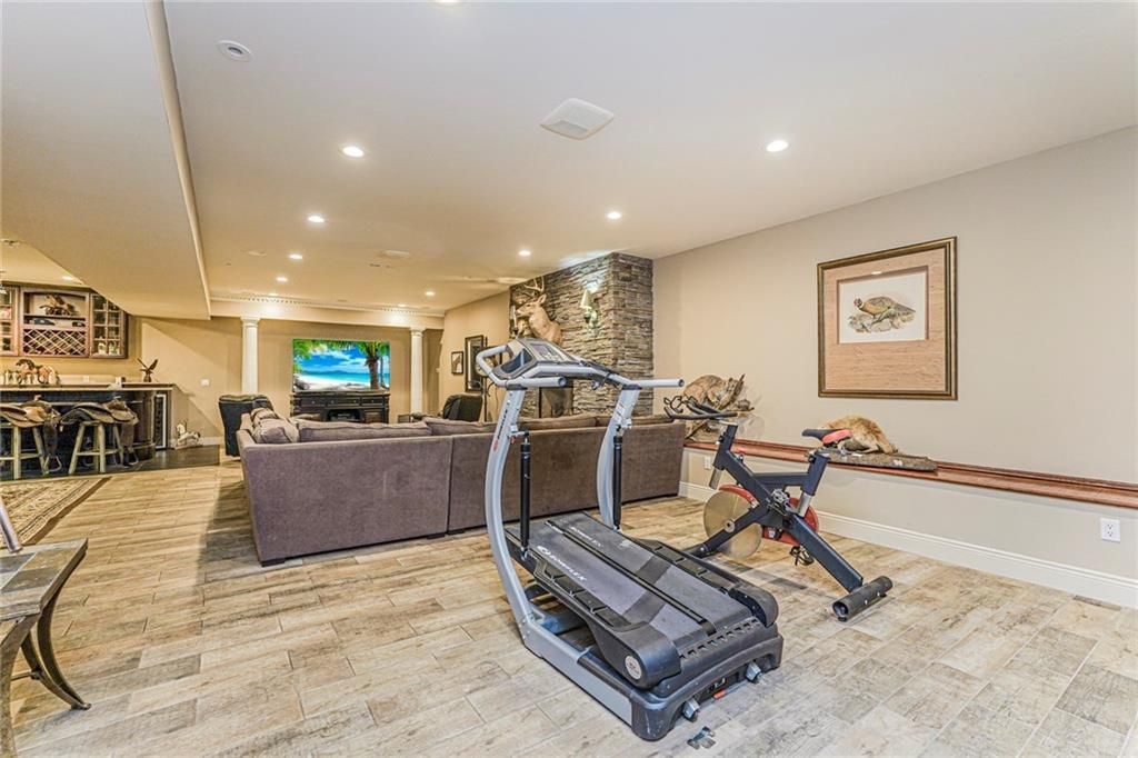 Fitness Equipment, Interior, Living room, Recessed Lighting, Wood Texture Flooring