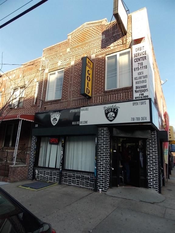 Exterior, Facade, Brick Facade, Rowhouse