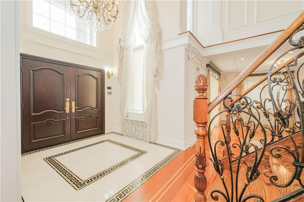 Chandelier, Interior