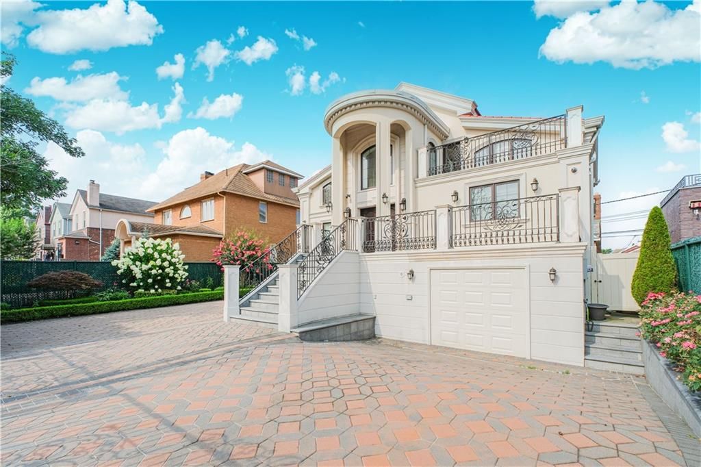 Attached, Exterior, Facade, Mediterranean