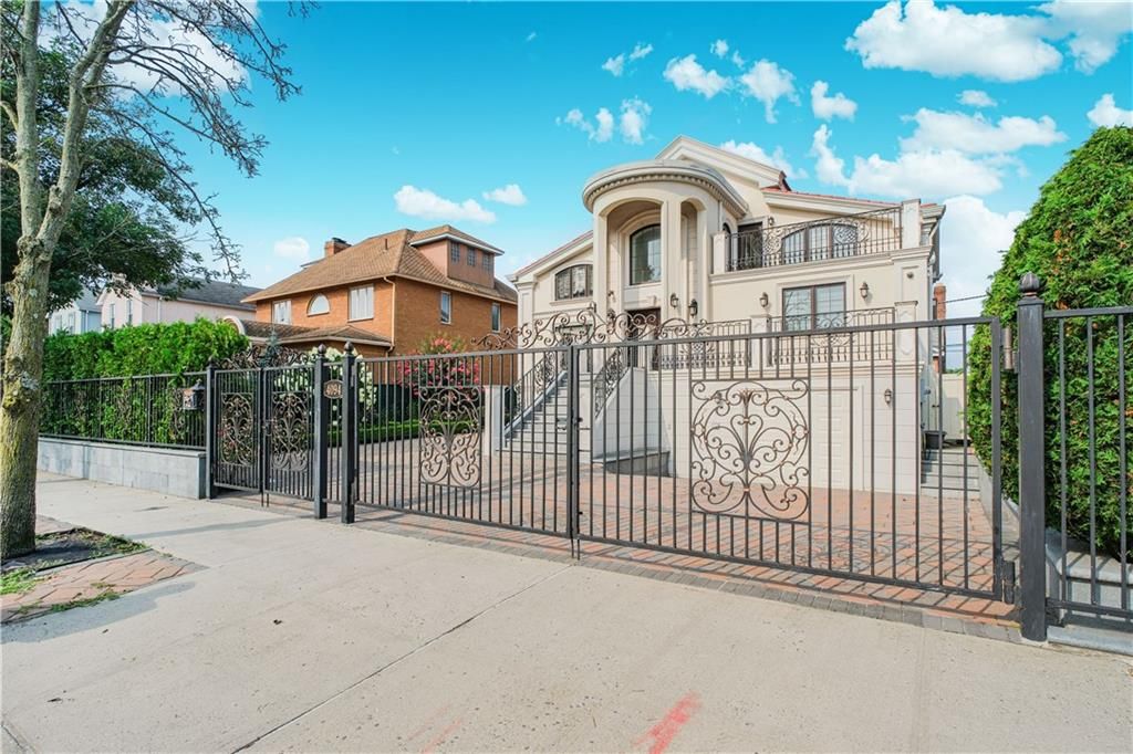 Exterior, Facade, French Provincial