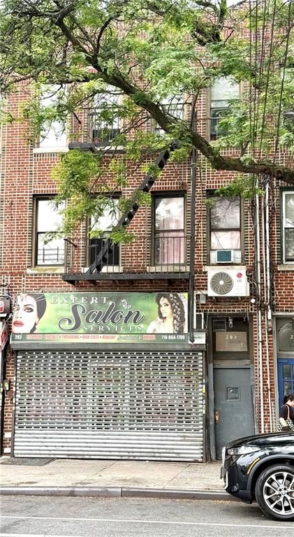 Exterior, Facade, Brick Facade, Rowhouse