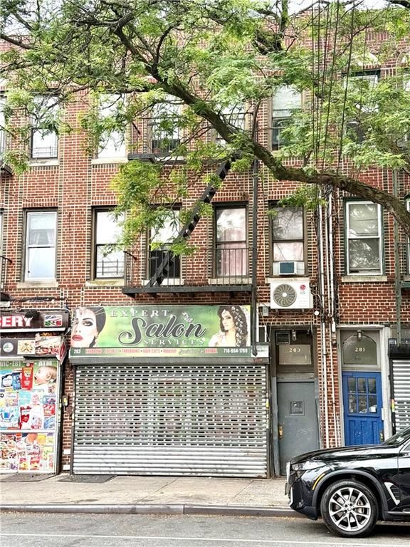 Exterior, Facade, Brick Facade, Rowhouse