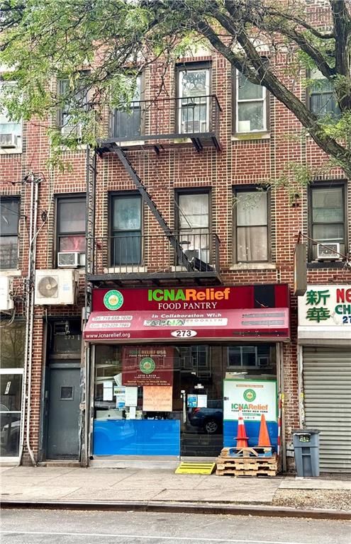 Exterior, Facade, Brick Facade, Rowhouse