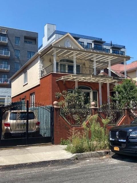 Exterior, Facade, American Foursquare