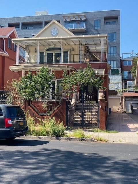 Exterior, Facade, Queen Anne Victorian