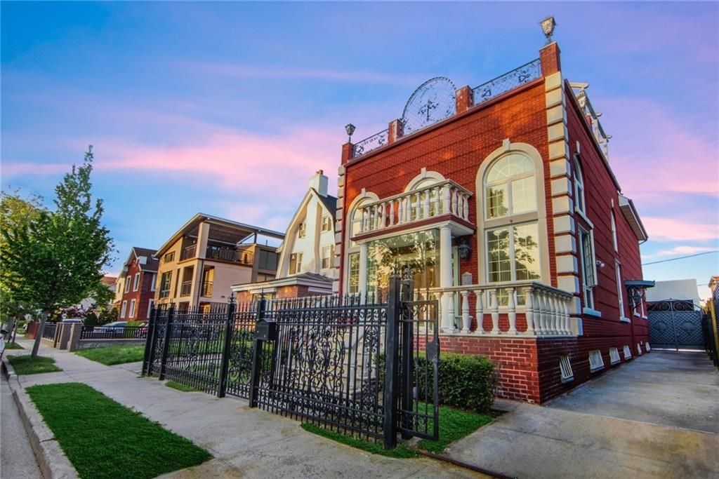 Exterior, Facade, Brick Facade, Rowhouse