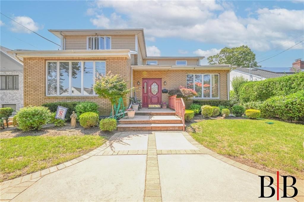 Exterior, Facade, Brick Facade, American Foursquare