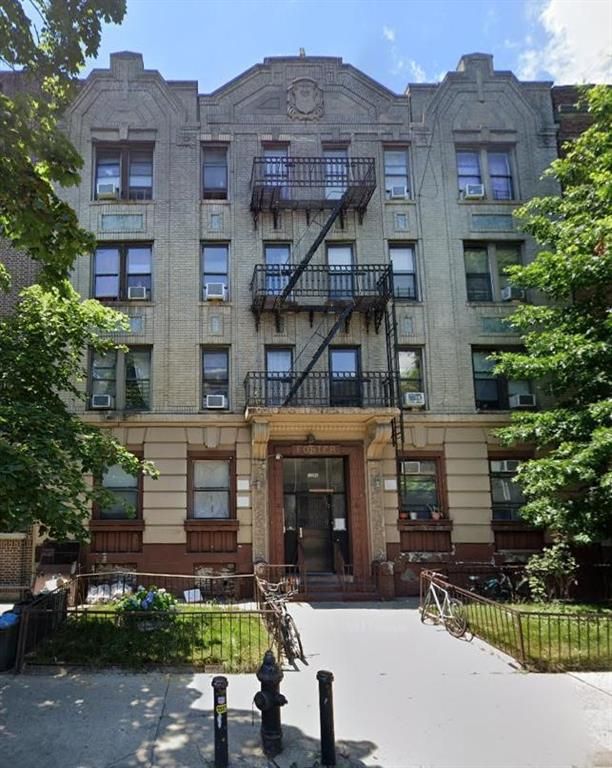 Exterior, Facade, Brick Facade, Rowhouse