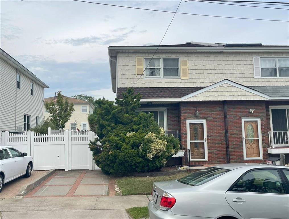 Exterior, Facade, Brick Facade, American Foursquare