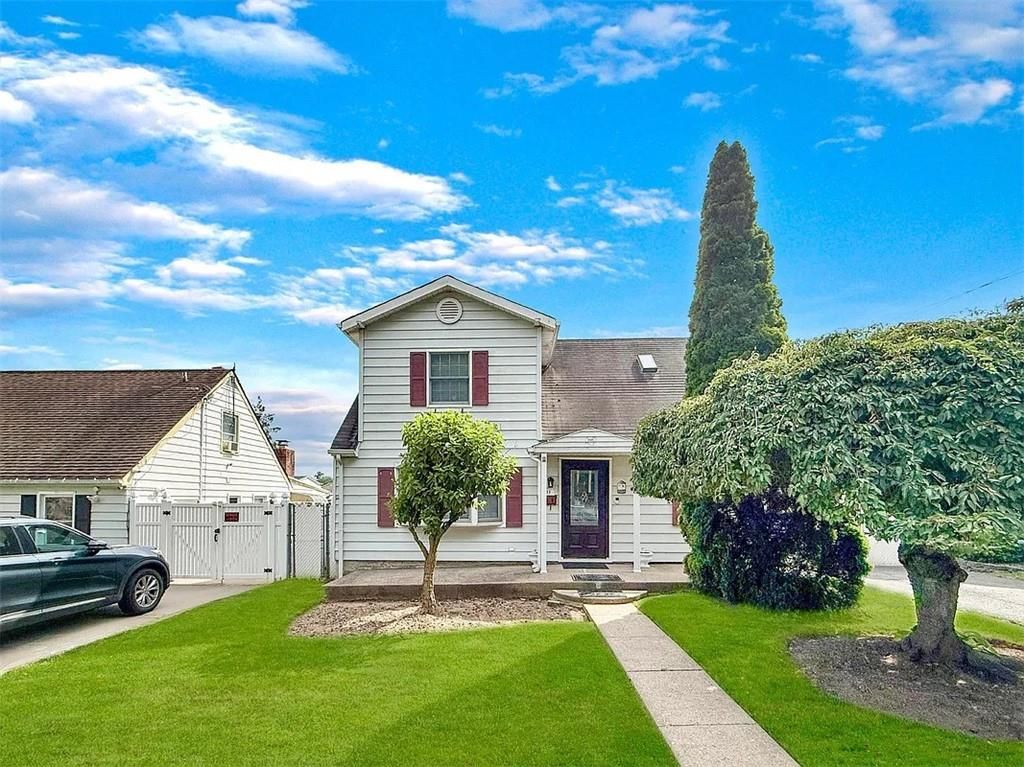 Exterior, Facade, Queen Anne Victorian