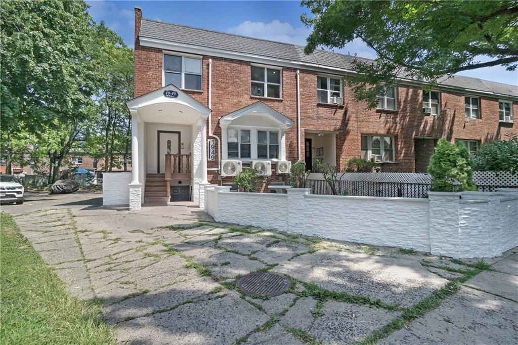 Exterior, Facade, Brick Facade, Georgian