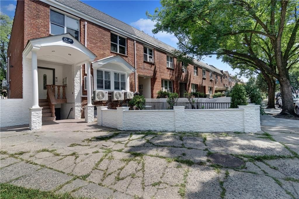 Exterior, Facade, Brick Facade, Georgian