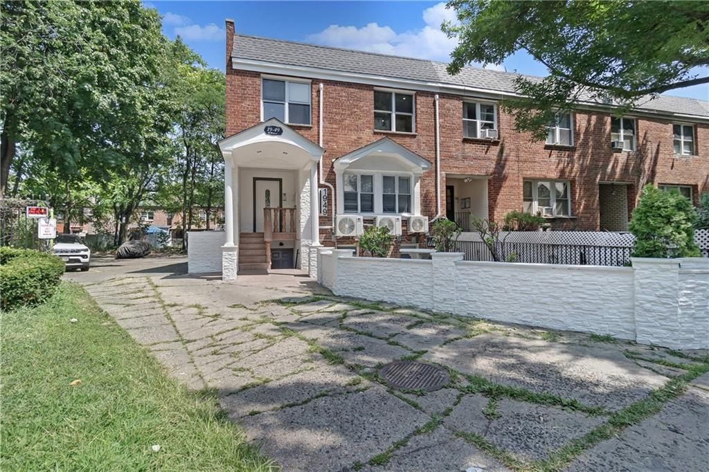 Exterior, Facade, Brick Facade, Georgian