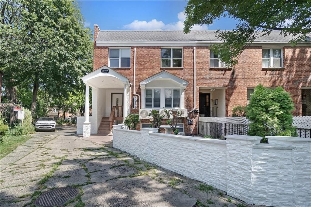 Exterior, Facade, Brick Facade, Georgian