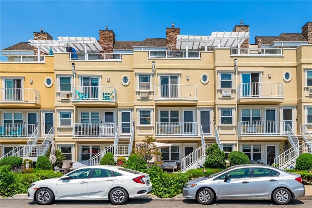 Exterior, Facade, Rowhouse