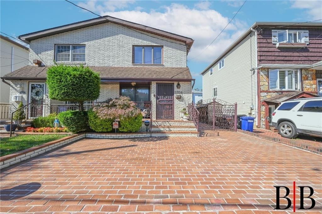 Exterior, Facade, Brick Facade, American Craftsman