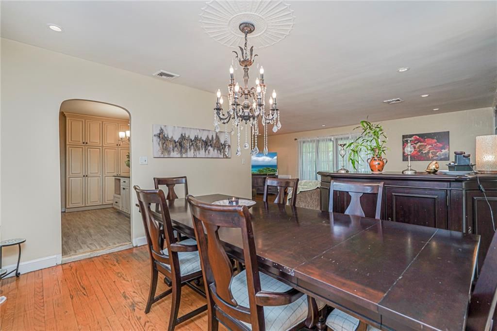 Chandelier, Dining room, Interior, Recessed Lighting, Wood Texture Flooring