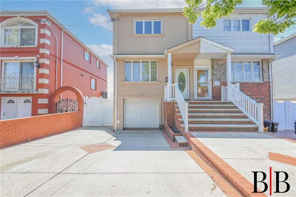 Attached, Exterior, Facade, Brick Facade, Rowhouse