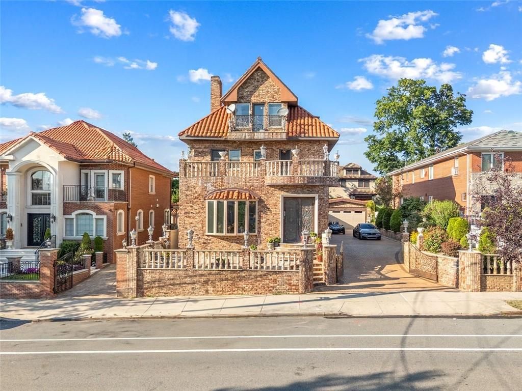 Exterior, Facade, Brick Facade, Queen Anne Victorian