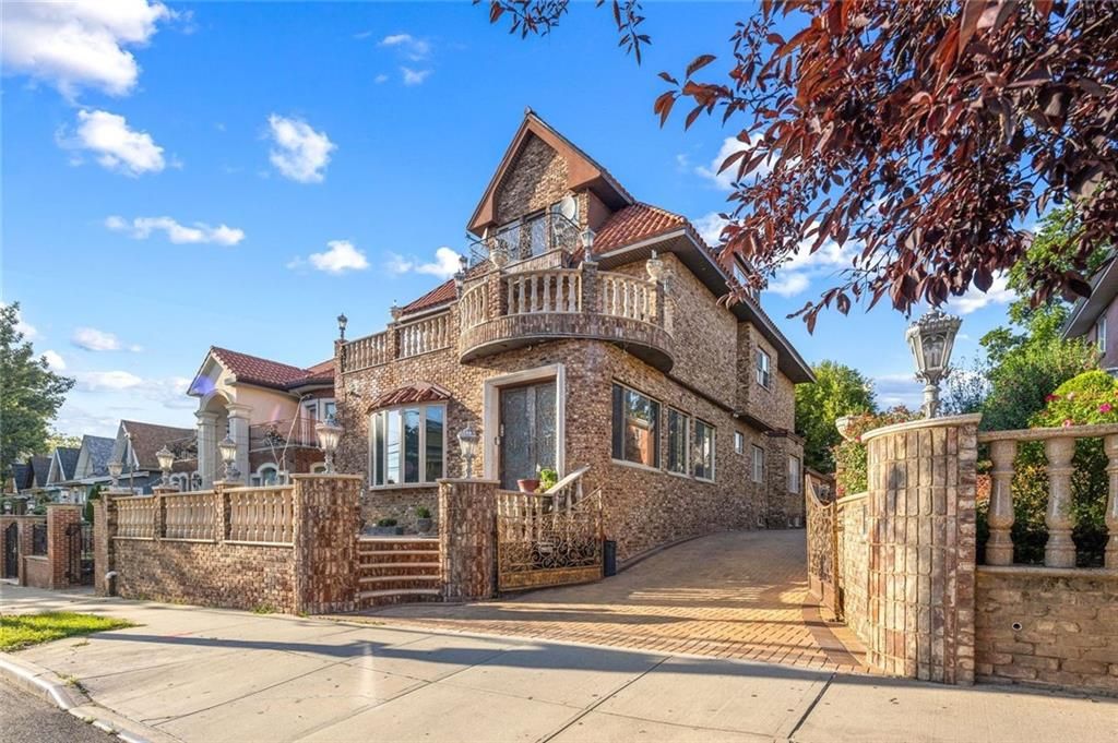 Exterior, Facade, Brick Facade, Queen Anne Victorian