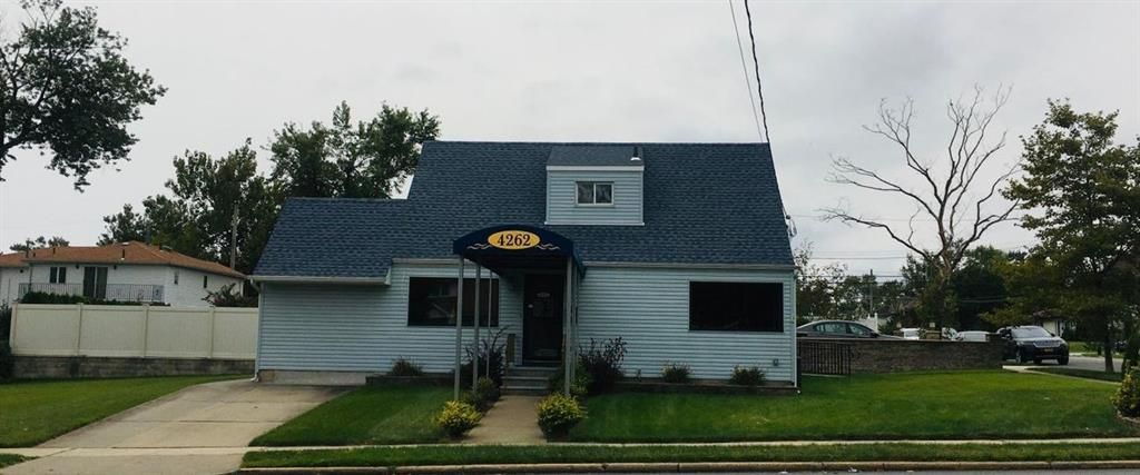 Exterior, Facade, Cape Cod