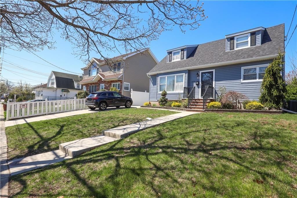 Attached, Exterior, Facade, Cape Cod