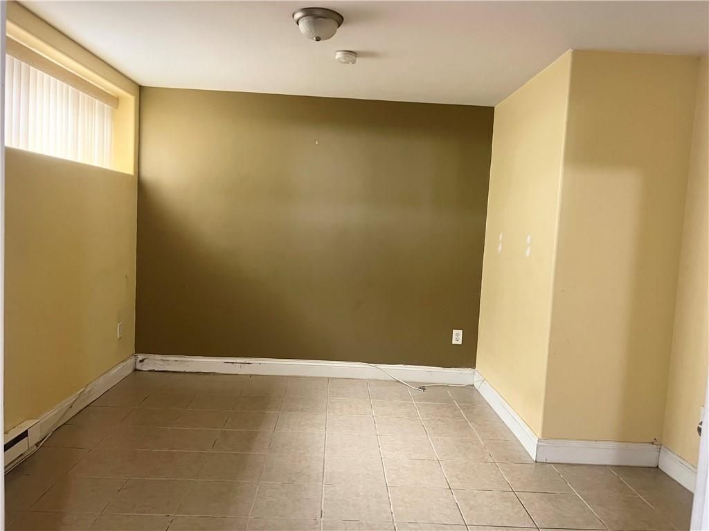 Empty room, Interior