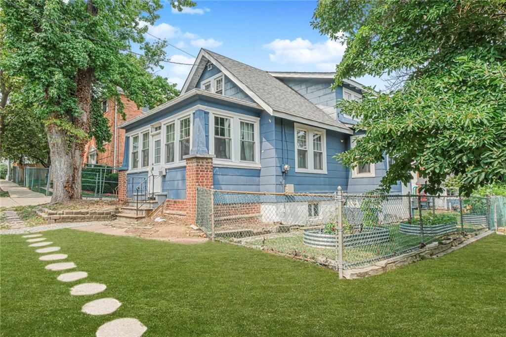 Backyard, Exterior, Facade, Queen Anne Victorian
