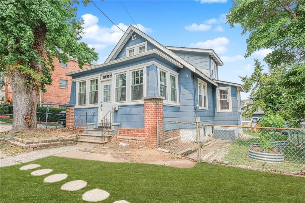 Backyard, Exterior, Facade, Queen Anne Victorian