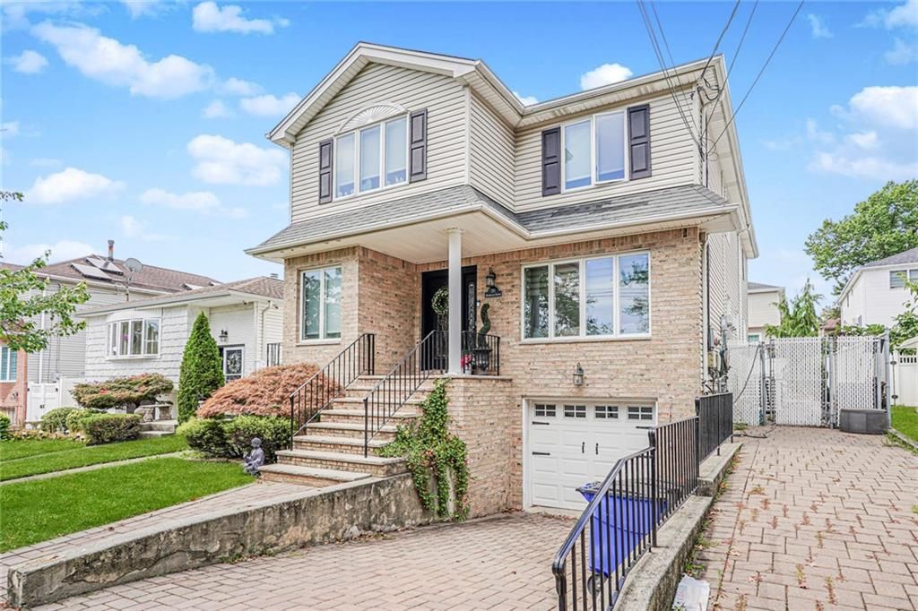 Attached, Exterior, Facade, Brick Facade, Queen Anne Victorian