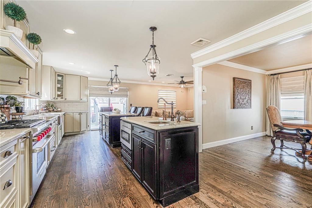 Interior, Kitchen, Pendant Lights, Recessed Lighting, Wood Texture Flooring