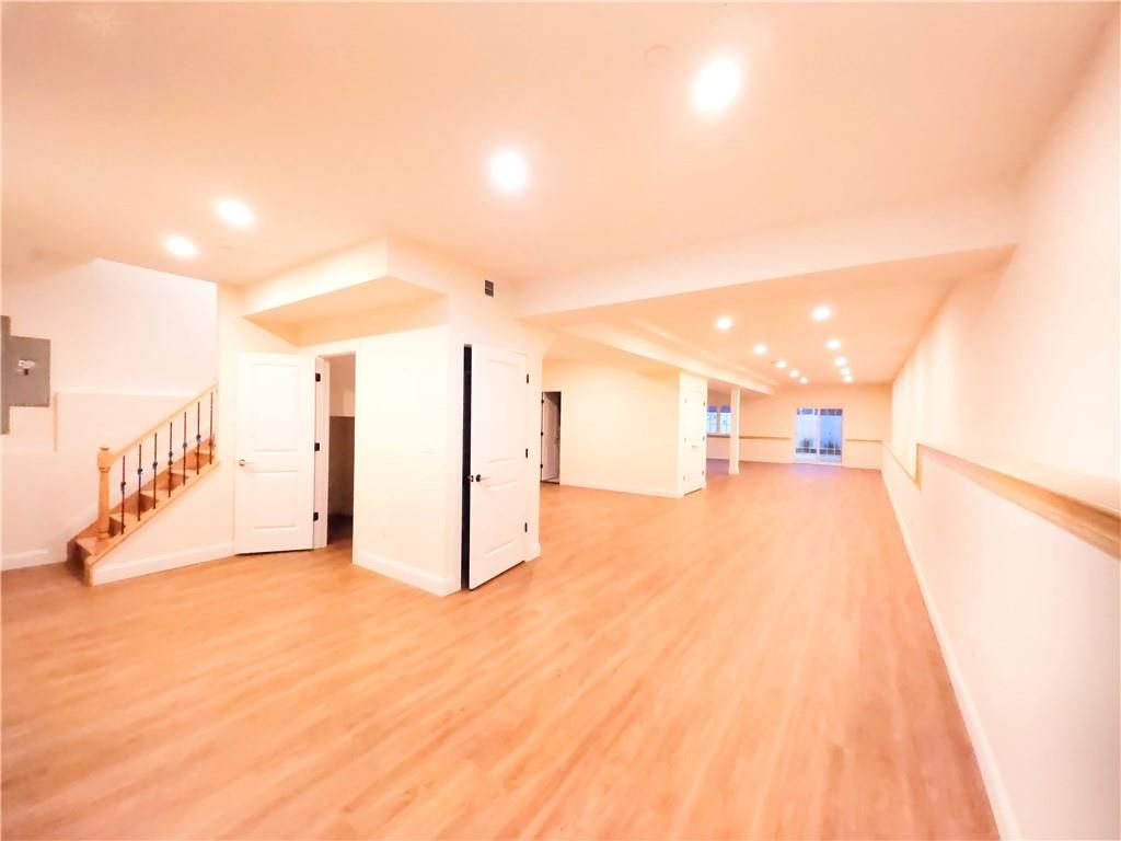 Empty room, Interior, Recessed Lighting, Wood Texture Flooring